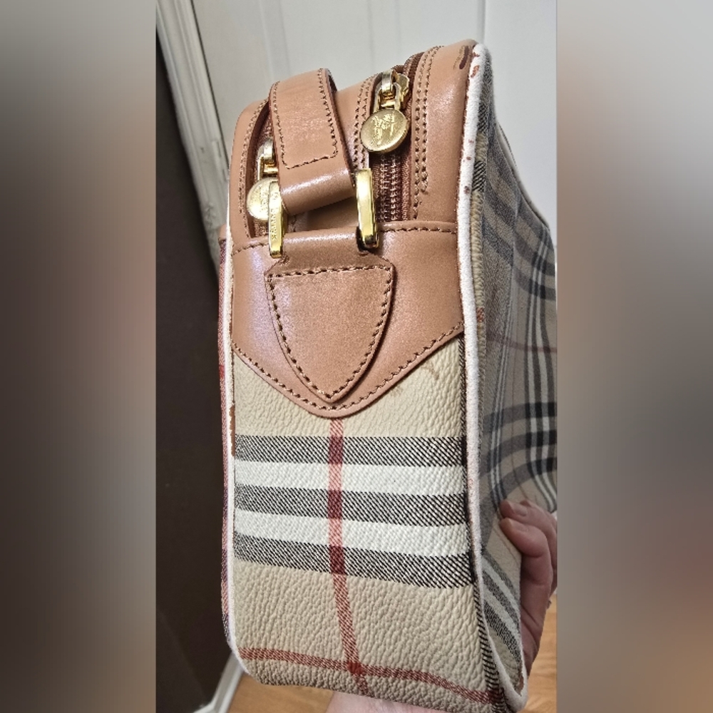 Burberry Multipocket Shoulder Bag 8 in x 10 in x 3.25 in. Bag Drop 18.5 in - Picture 15 of 17